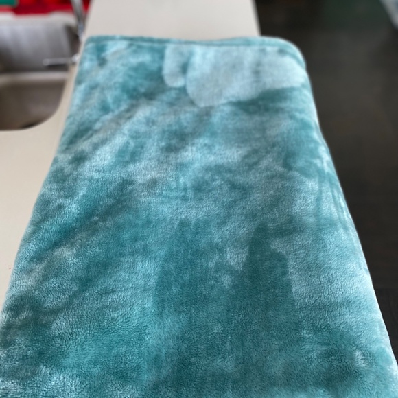 Superior Wrinkle Resistant Plush Throw, 51’’x 73’’ - Picture 8 of 8